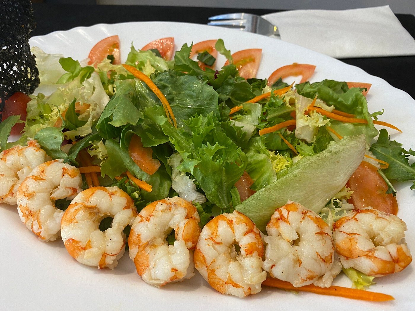 Ensalada fresca con gambas a la plancha, tomate y zanahoria