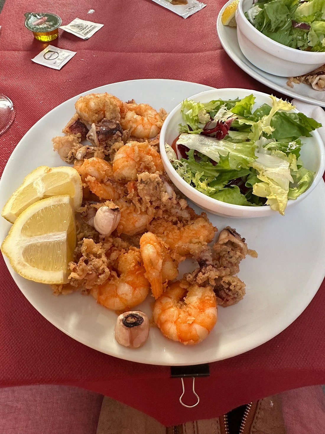 Fritura de mar con gambas, calamares y pulpo, con cuña de limón y ensalada