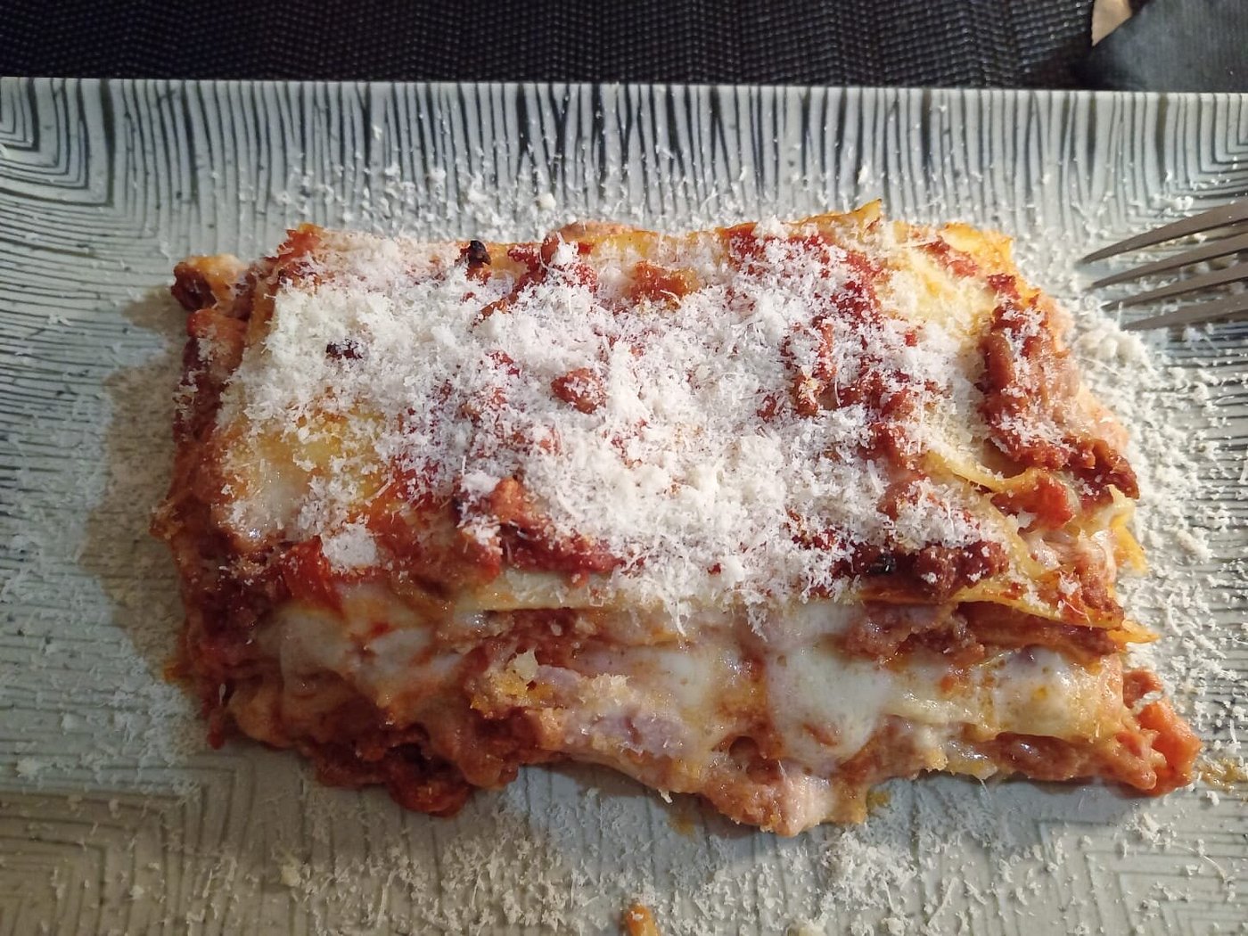 Lasaña al horno a la boloñesa con queso recién rallado